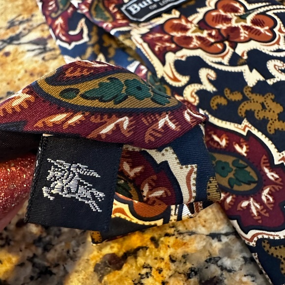 Burberry’s ❤️of London Paisley 100% Silk Tie. Hand Sewn in USA~Pre❤️Loved - Picture 6 of 9